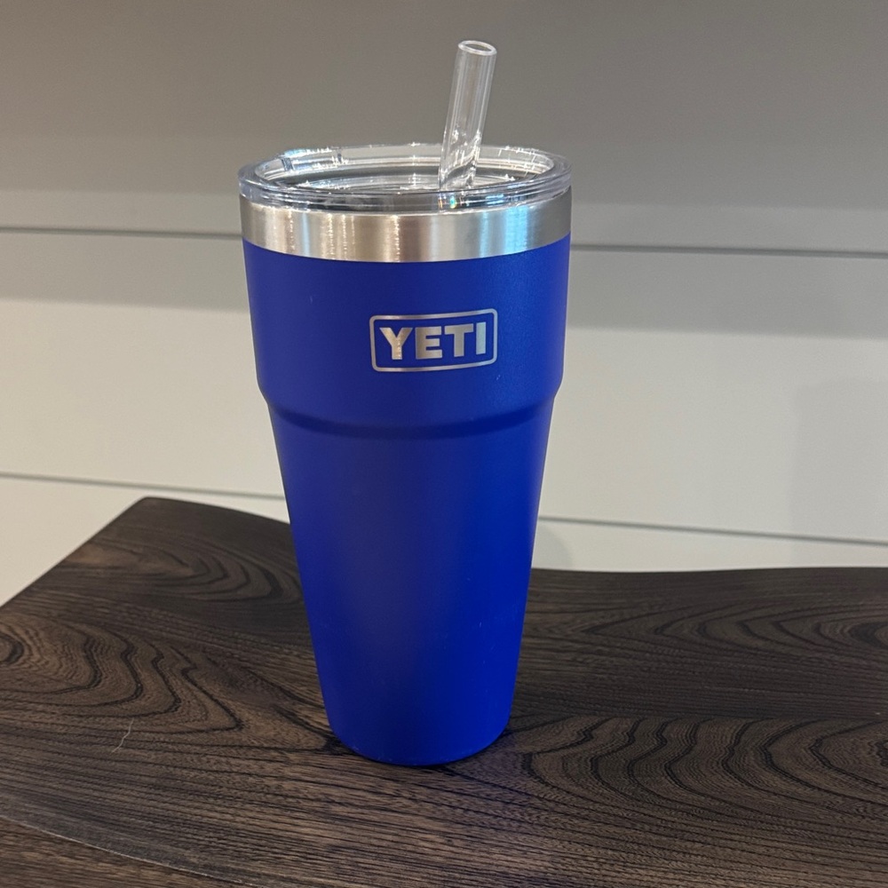 YETI 26 oz Royal Blue Travel Mug with Clear Lid